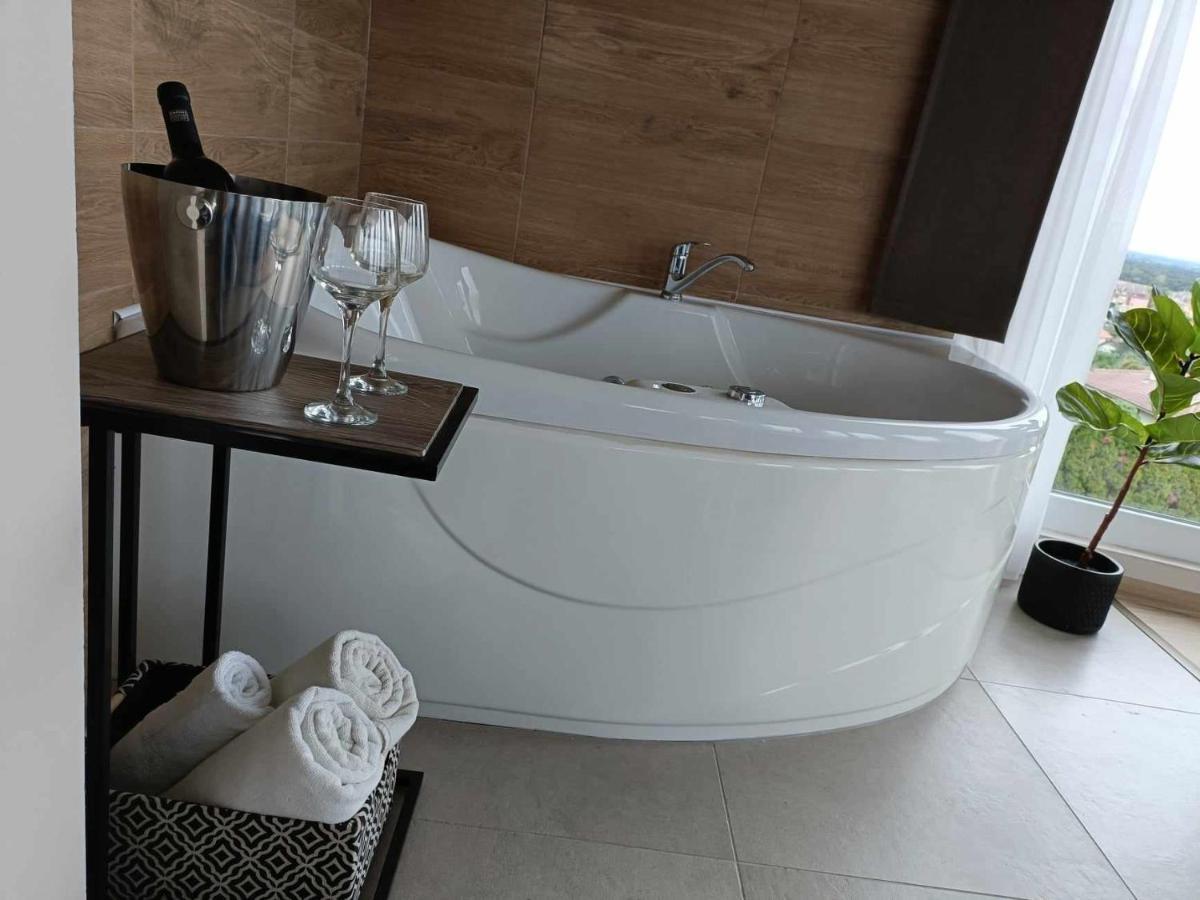 West Panorama Penthouse - Apartment With A Fantastic View Of The City Сомбатели Екстериор снимка