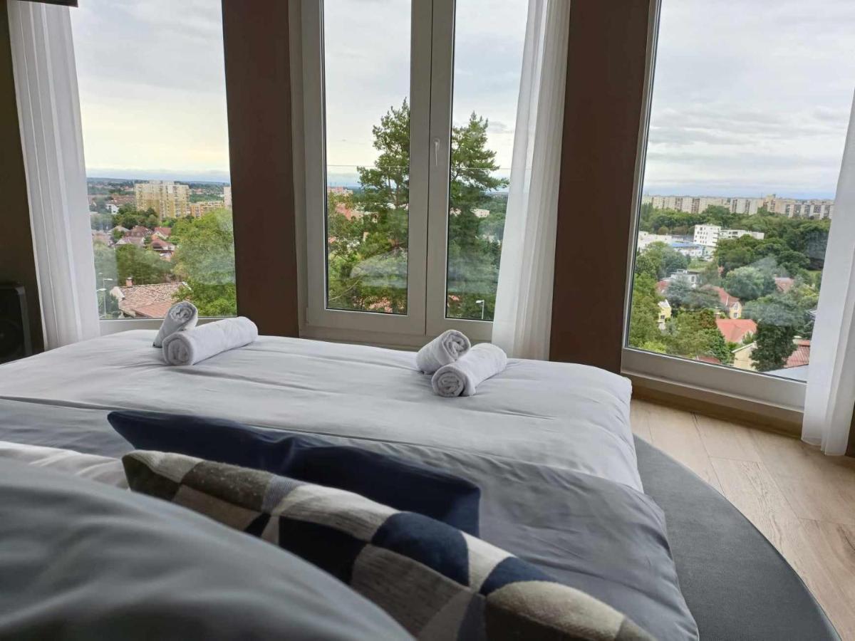 West Panorama Penthouse - Apartment With A Fantastic View Of The City Сомбатели Екстериор снимка