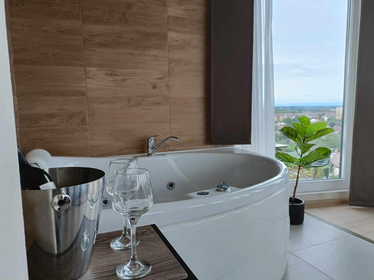 West Panorama Penthouse - Apartment With A Fantastic View Of The City Сомбатели Екстериор снимка