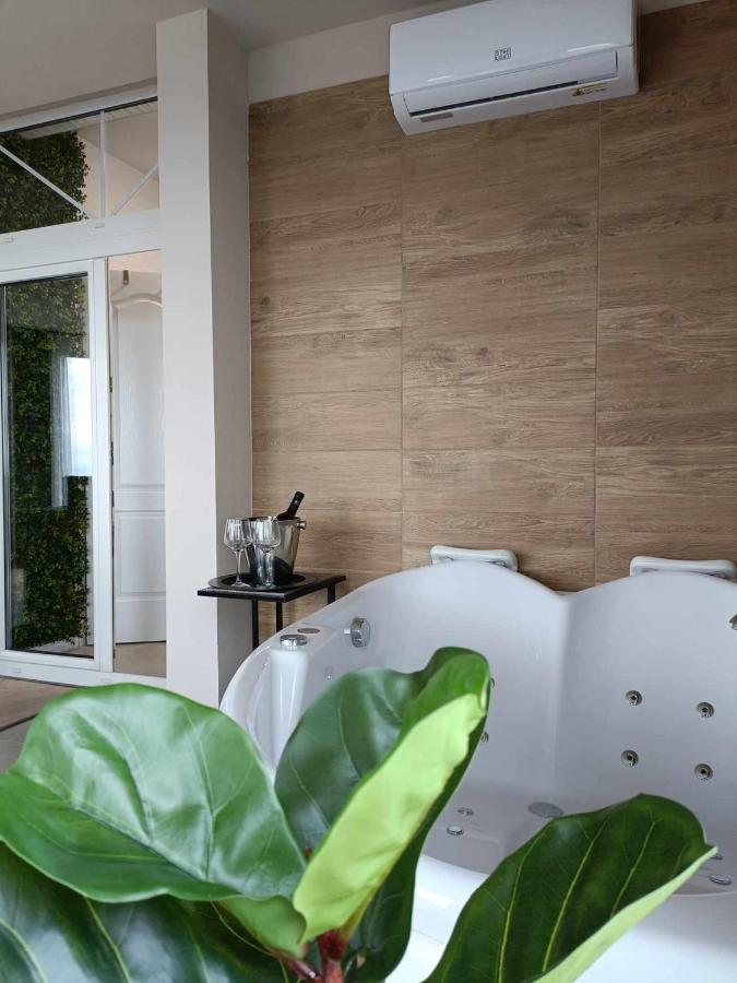 West Panorama Penthouse - Apartment With A Fantastic View Of The City Сомбатели Екстериор снимка