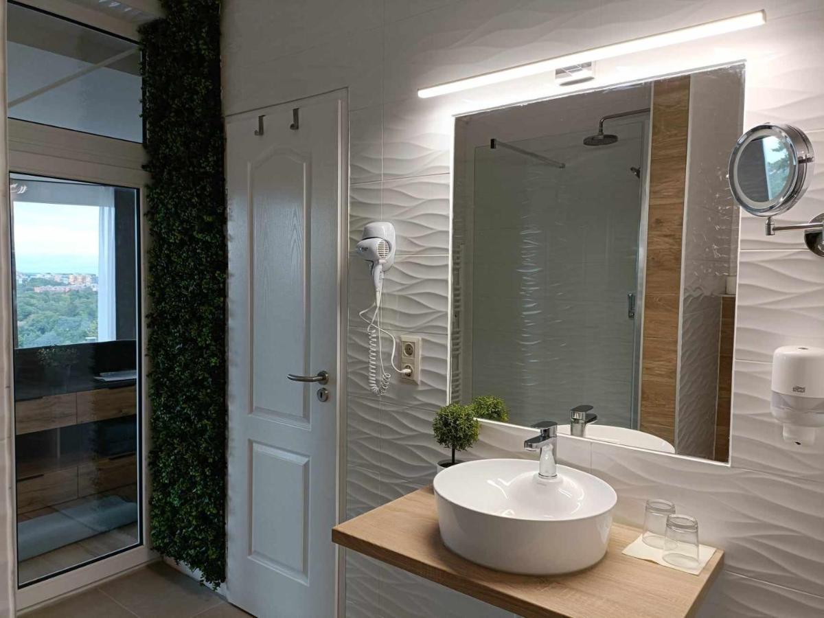 West Panorama Penthouse - Apartment With A Fantastic View Of The City Сомбатели Екстериор снимка