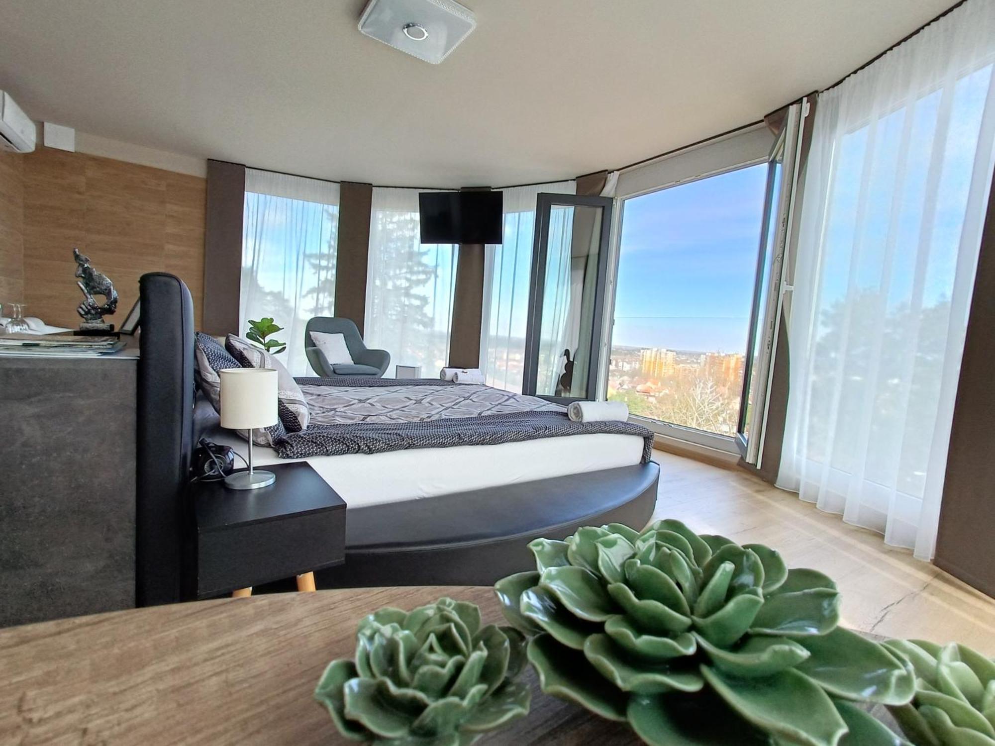 West Panorama Penthouse - Apartment With A Fantastic View Of The City Сомбатели Екстериор снимка