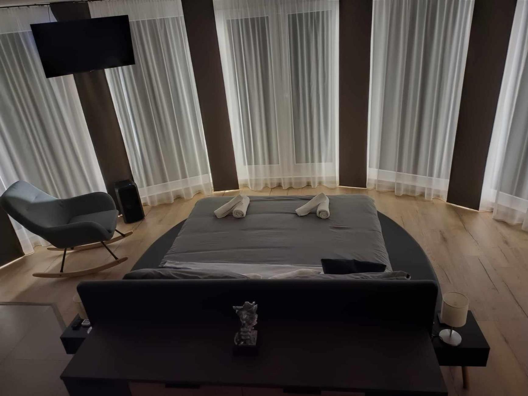 West Panorama Penthouse - Apartment With A Fantastic View Of The City Сомбатели Екстериор снимка