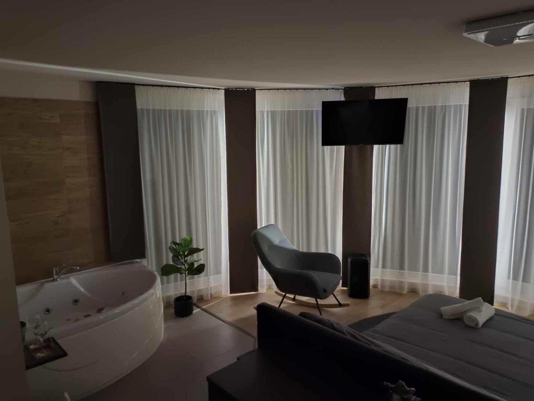West Panorama Penthouse - Apartment With A Fantastic View Of The City Сомбатели Екстериор снимка