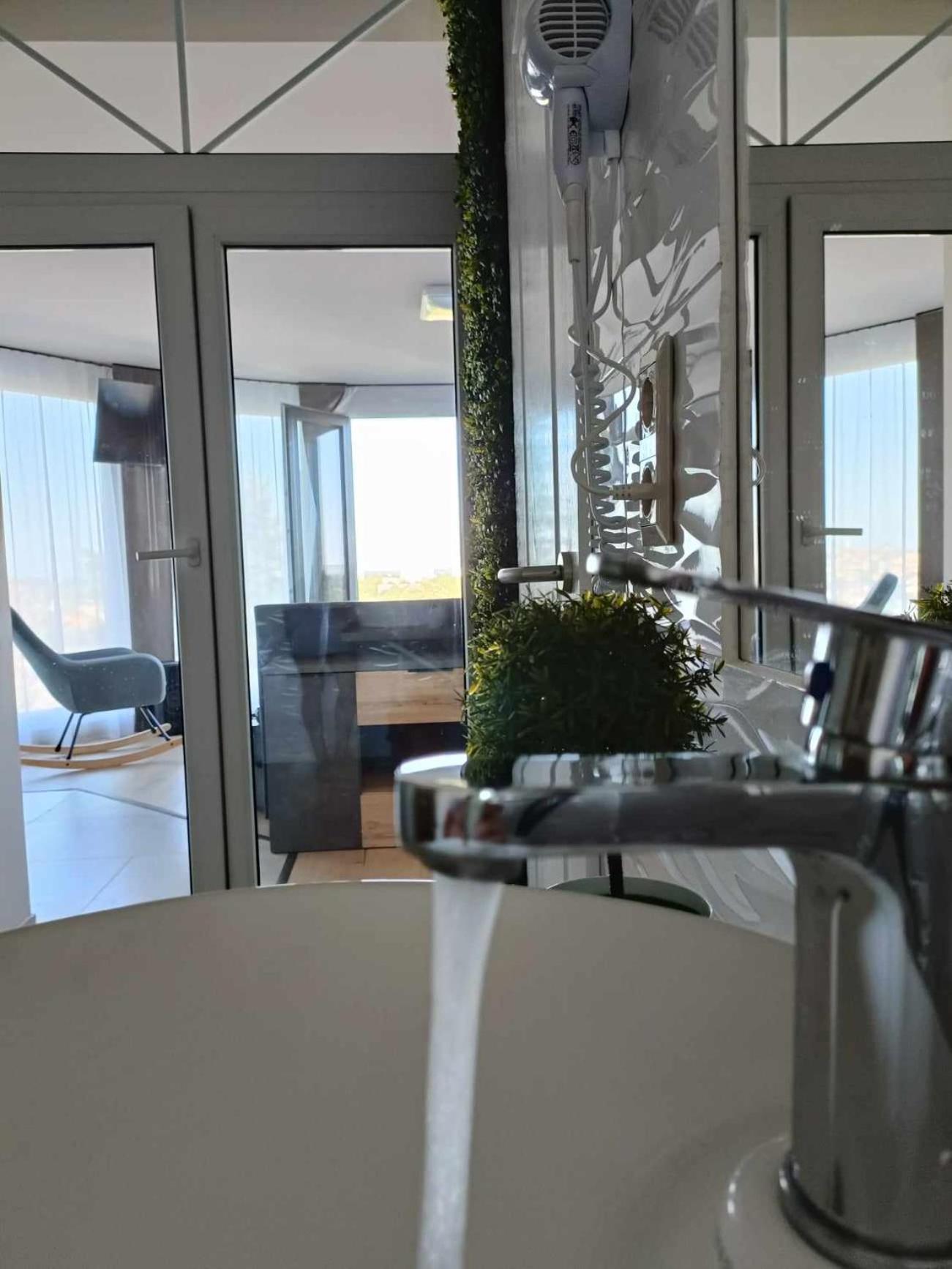 West Panorama Penthouse - Apartment With A Fantastic View Of The City Сомбатели Екстериор снимка