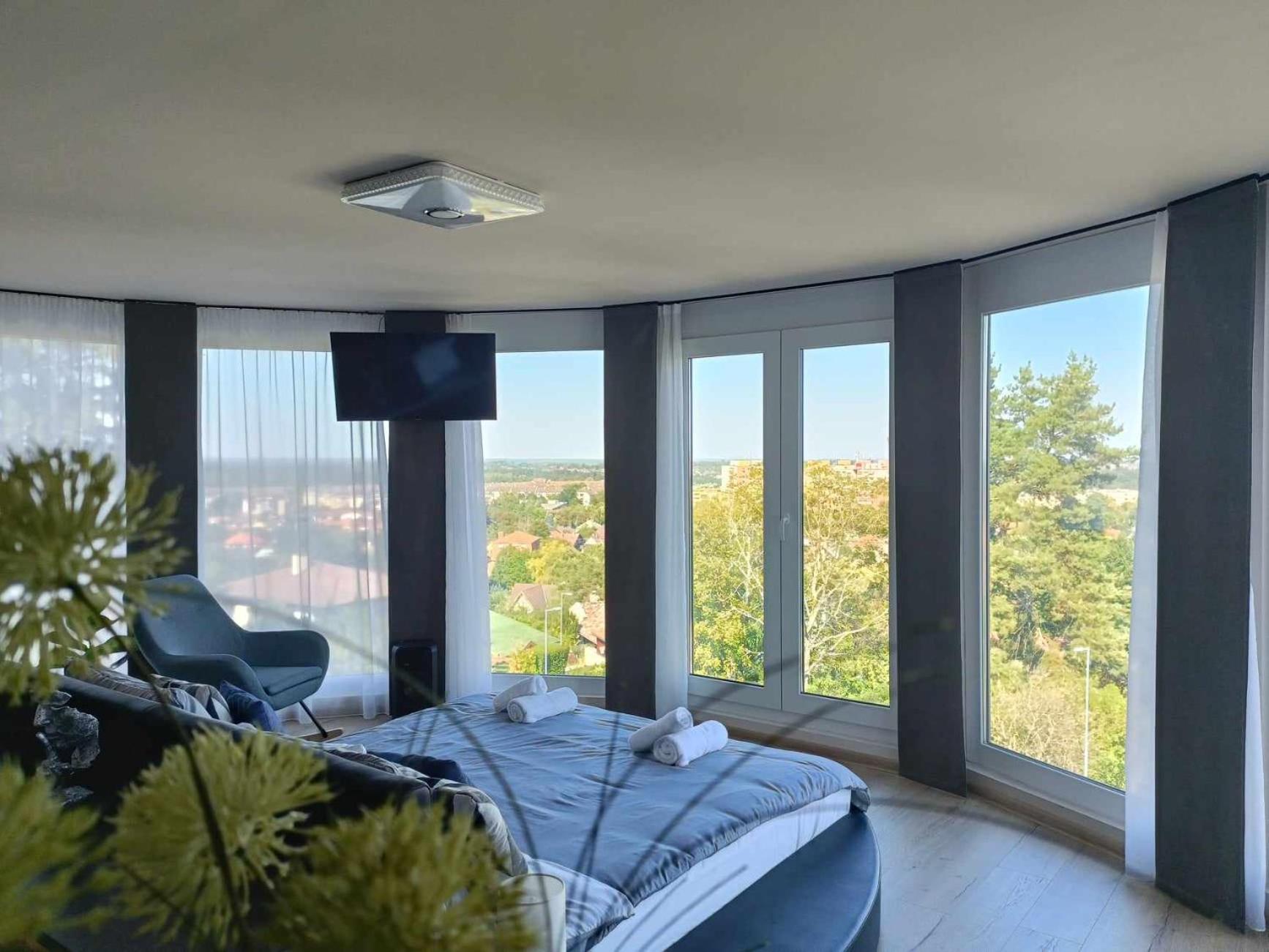 West Panorama Penthouse - Apartment With A Fantastic View Of The City Сомбатели Екстериор снимка