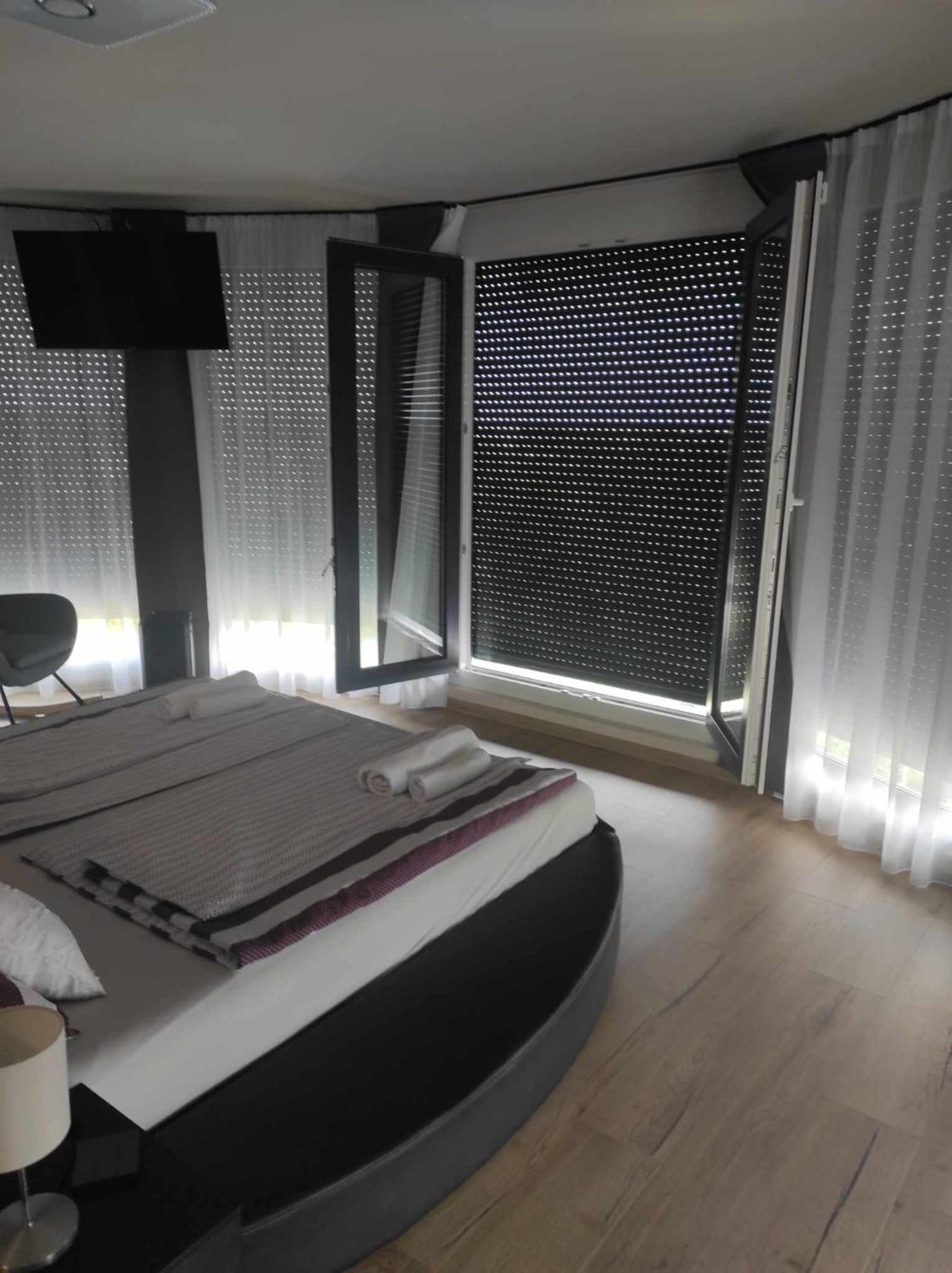 West Panorama Penthouse - Apartment With A Fantastic View Of The City Сомбатели Екстериор снимка