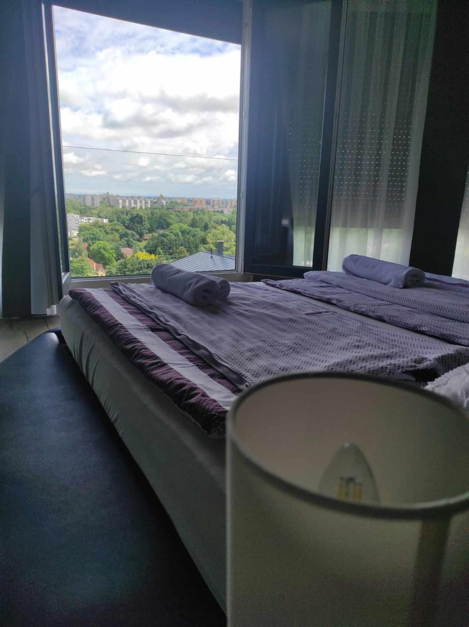 West Panorama Penthouse - Apartment With A Fantastic View Of The City Сомбатели Екстериор снимка